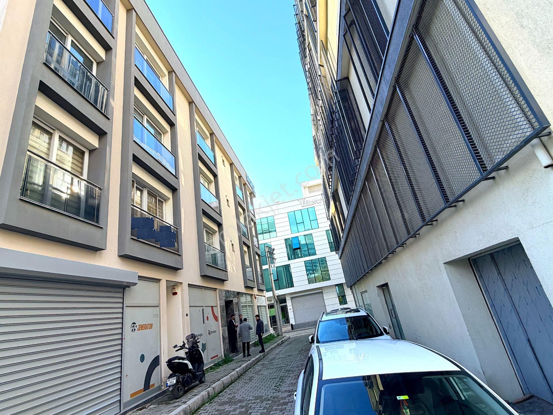 Bayraklı Plazalar Bölgesinde Adliye Yakını Kiralık Lüks Ofis - Görsel 35