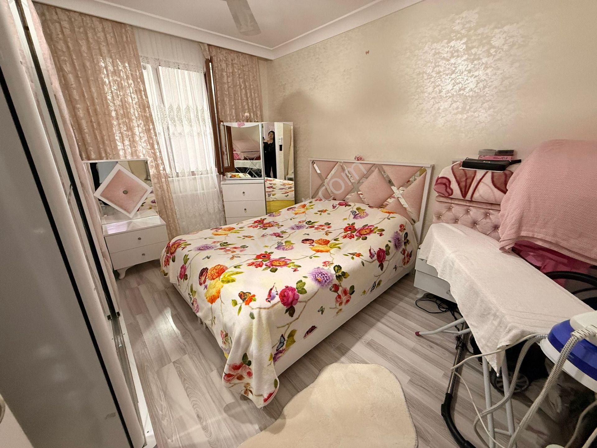 Bahçelievler Yenibosnada Stlık 2+1 75m2 Kredili 10 Yıllık Daire