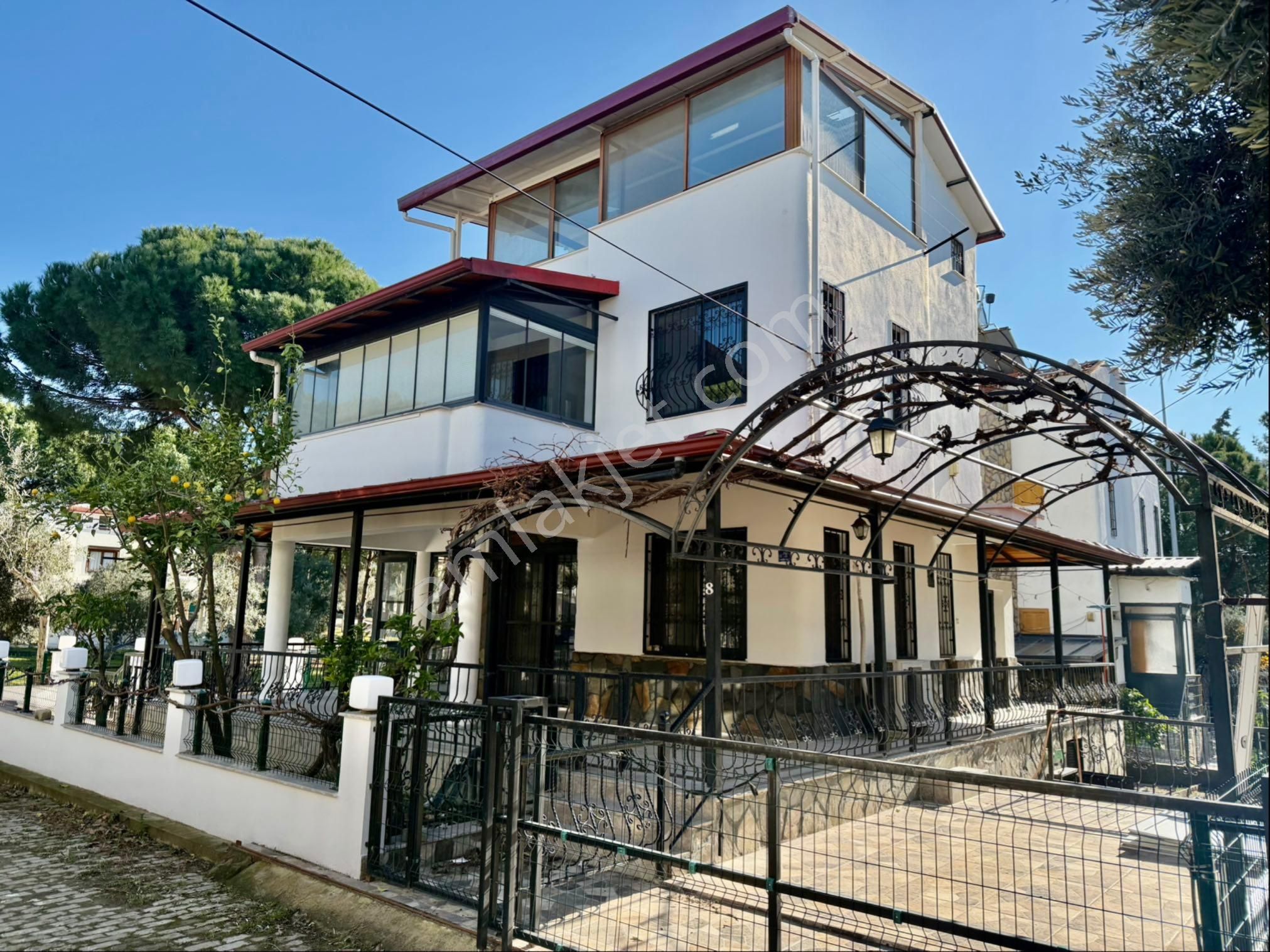 Denize Yakın Geniş Bahçeli Tek Müstakil Yazlık - Görsel 3