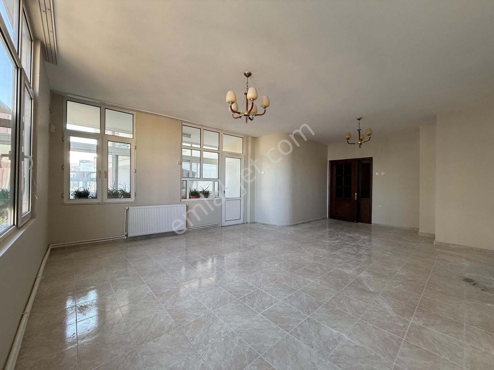 Gazipaşa'da 3+1 165 M2 Doğalgazlı*kapalı Mutfak Kiralık Daire