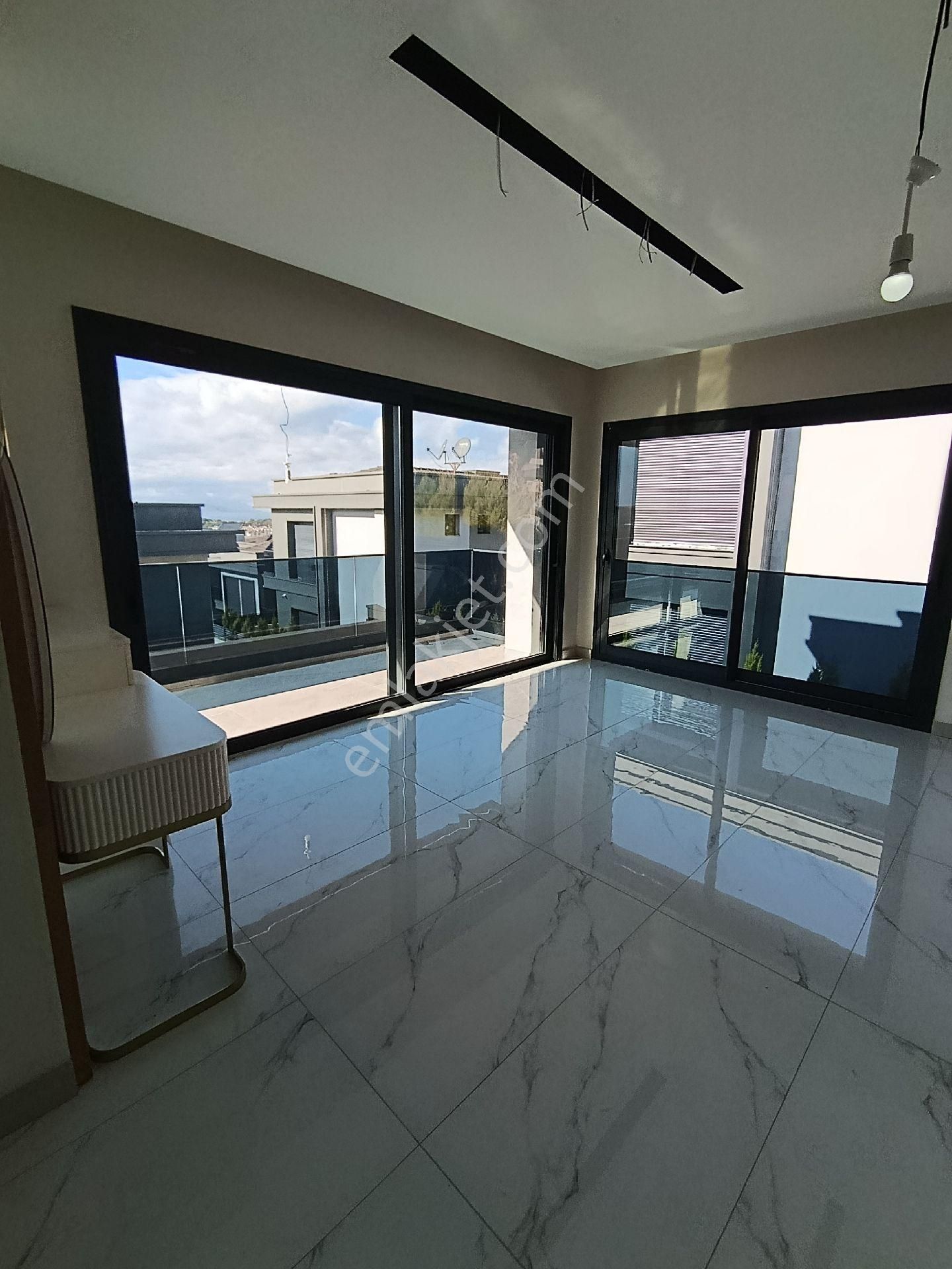 Kuşadası'nda Deniz Manzaralı Geniş Bahçeli Kapalı Otoparklı Ultralux Villa - Görsel 22