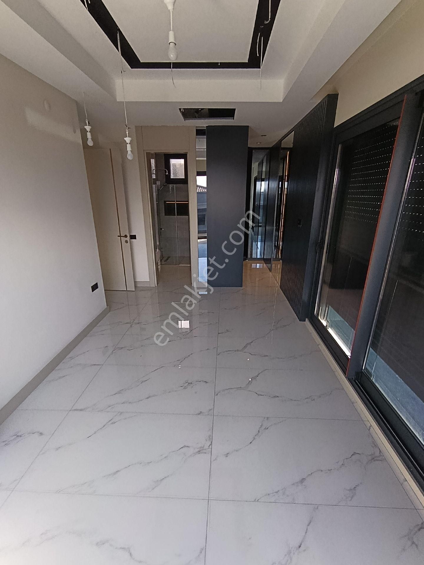 Kuşadası'nda Deniz Manzaralı Geniş Bahçeli Kapalı Otoparklı Ultralux Villa - Görsel 11