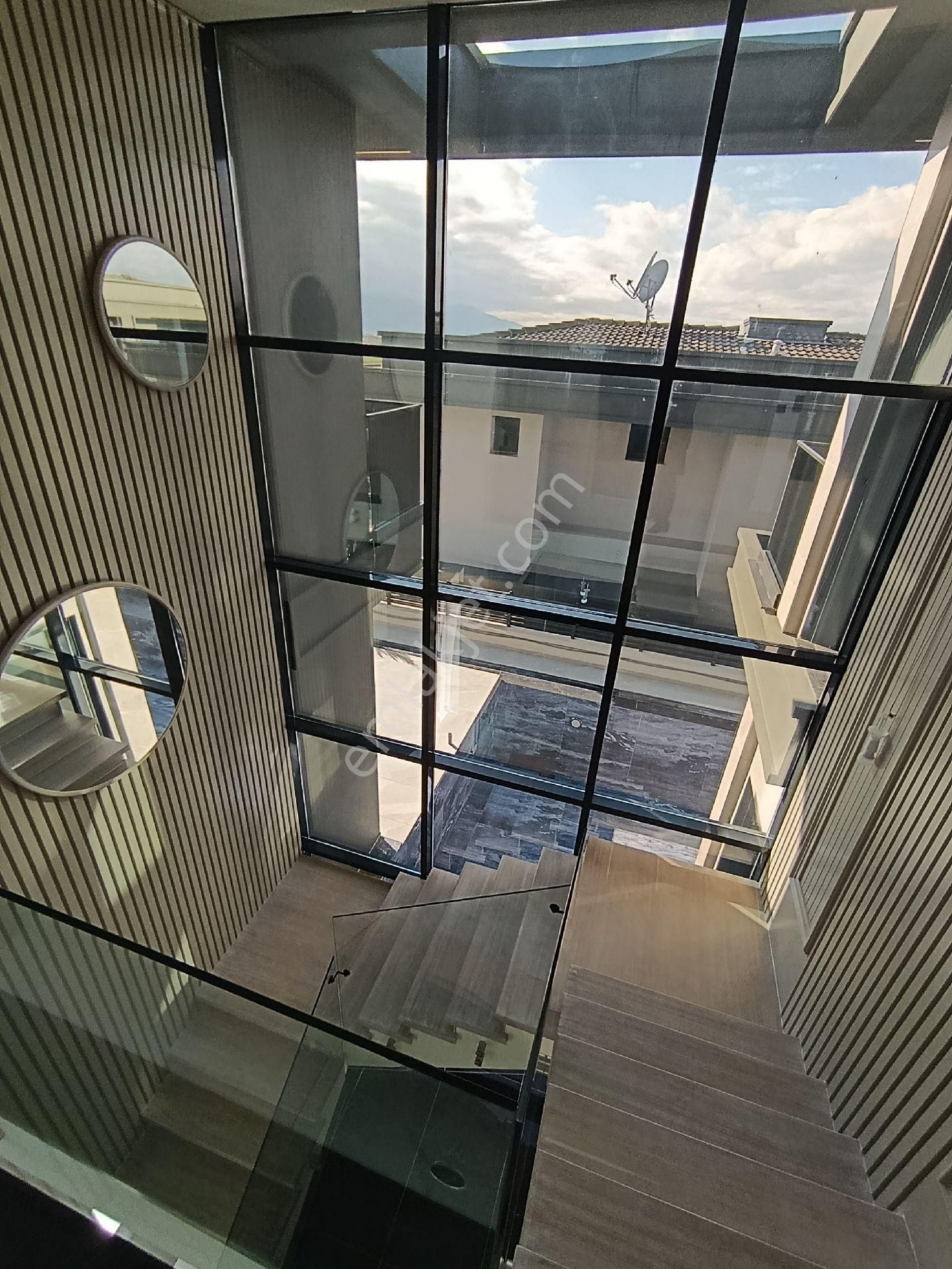 Kuşadası'nda Deniz Manzaralı Geniş Bahçeli Kapalı Otoparklı Ultralux Villa - Görsel 13