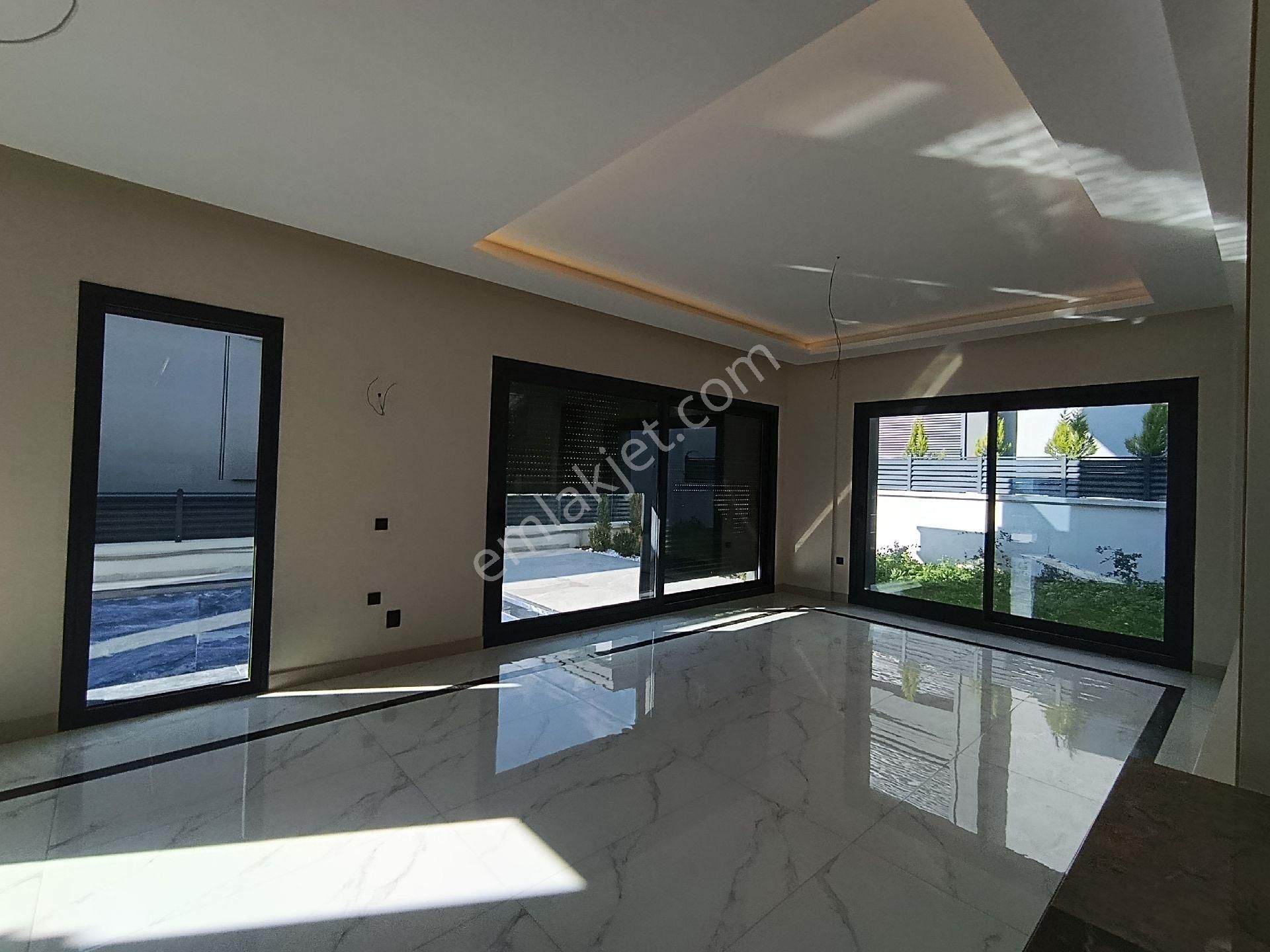 Kuşadası'nda Deniz Manzaralı Geniş Bahçeli Kapalı Otoparklı Ultralux Villa - Görsel 5