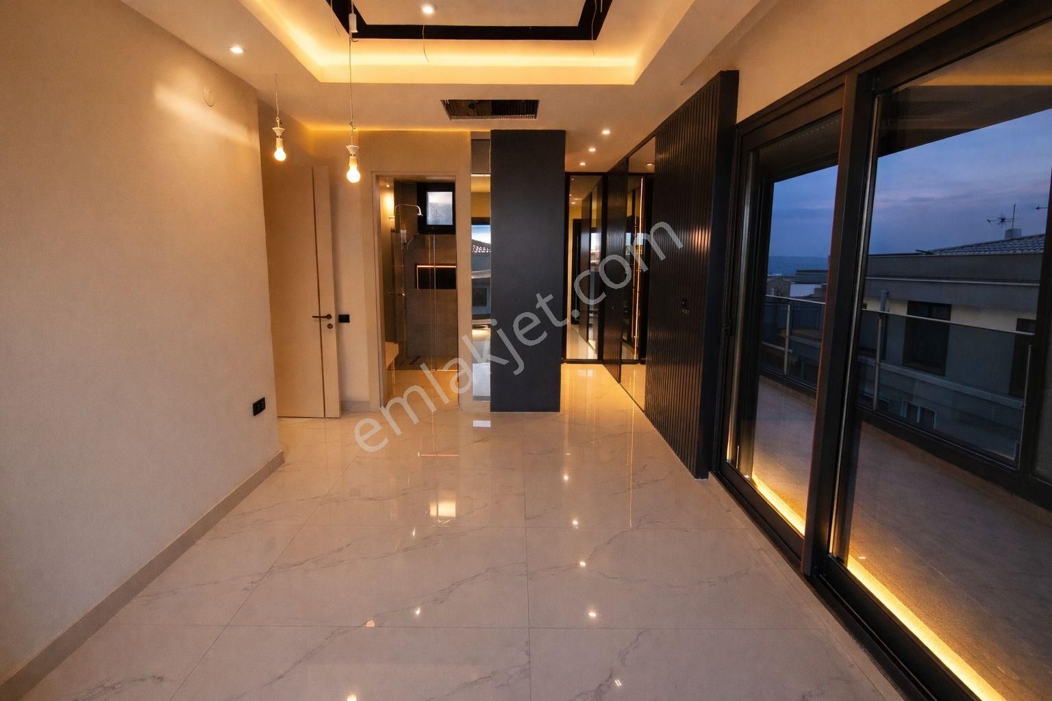 Kuşadası'nda Deniz Manzaralı Geniş Bahçeli Kapalı Otoparklı Ultralux Villa - Görsel 35