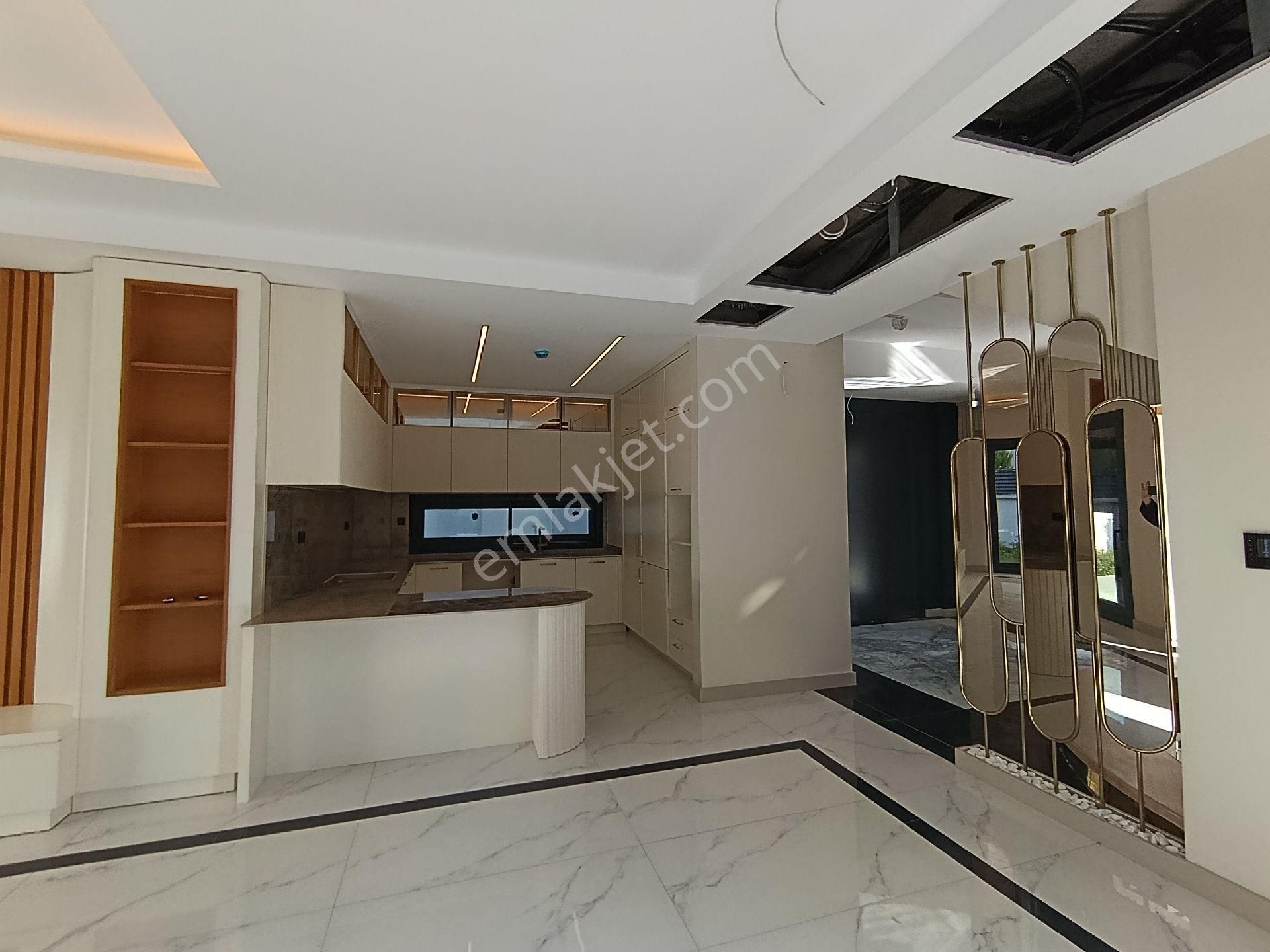 Kuşadası'nda Deniz Manzaralı Geniş Bahçeli Kapalı Otoparklı Ultralux Villa - Görsel 6