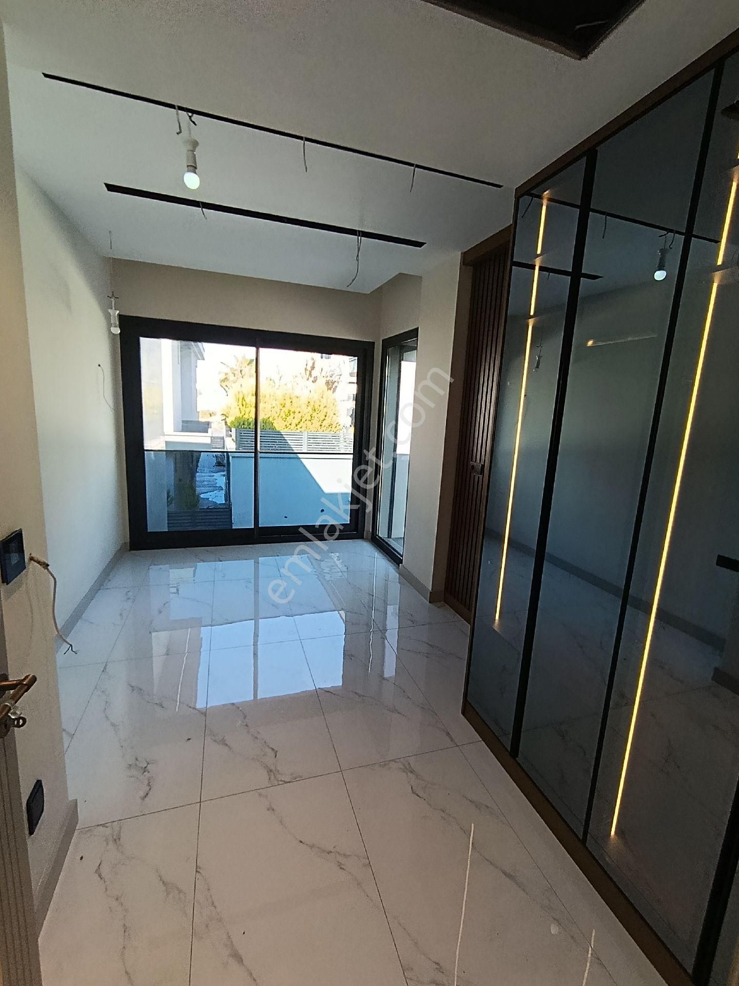 Kuşadası'nda Deniz Manzaralı Geniş Bahçeli Kapalı Otoparklı Ultralux Villa - Görsel 15