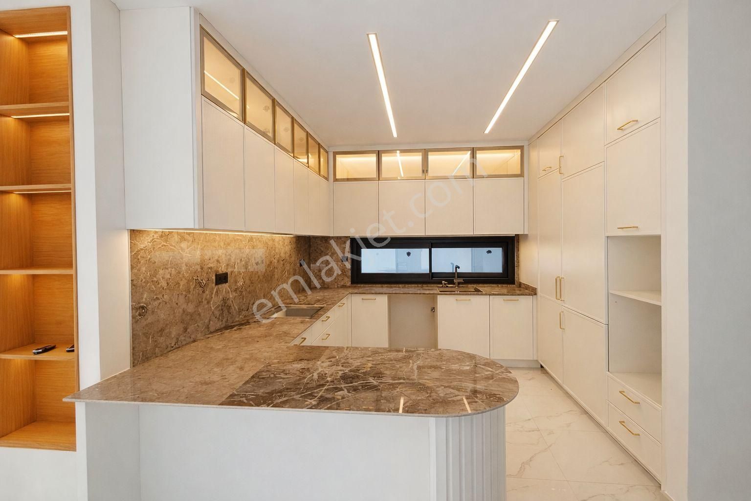 Kuşadası'nda Deniz Manzaralı Geniş Bahçeli Kapalı Otoparklı Ultralux Villa - Görsel 33