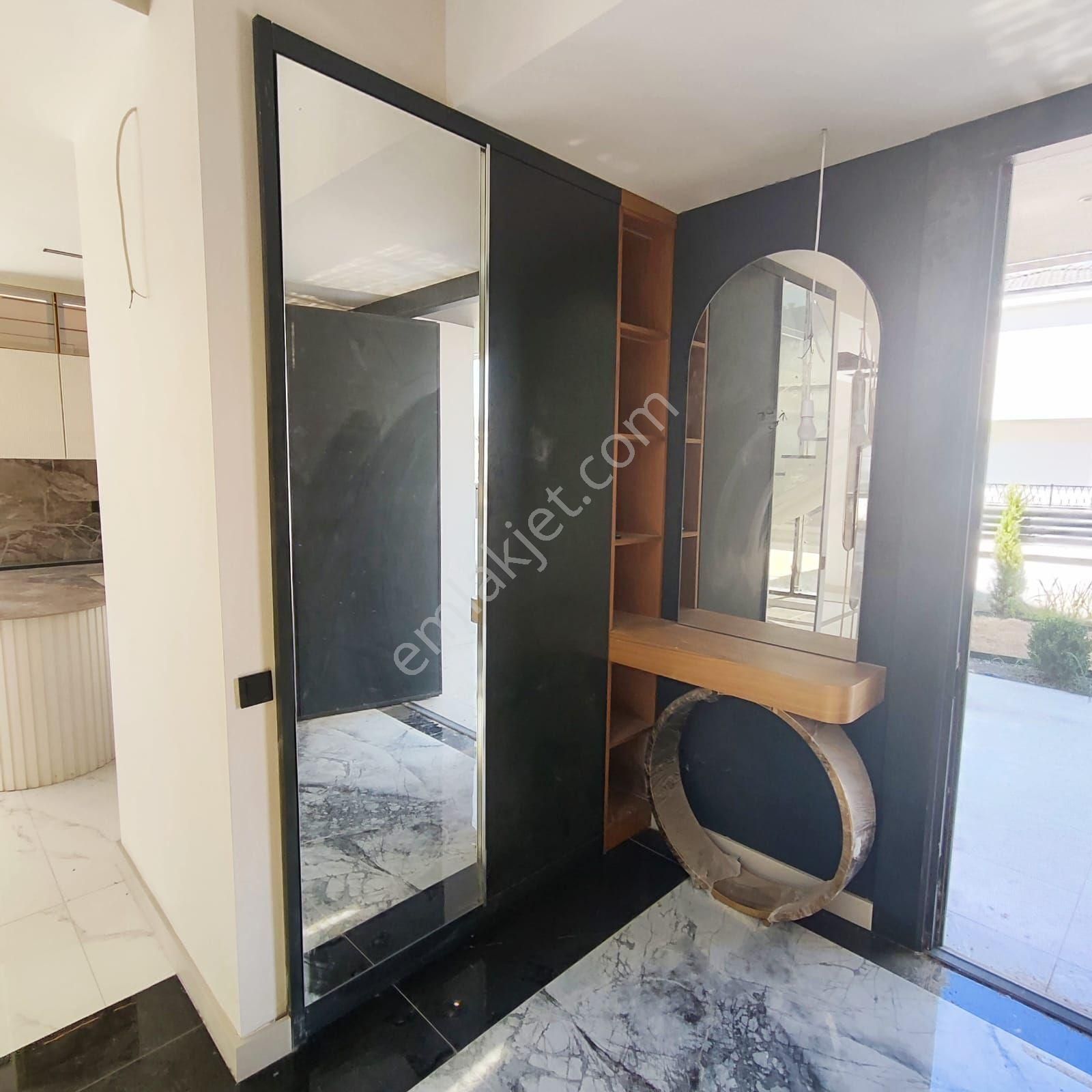 Kuşadası'nda Deniz Manzaralı Geniş Bahçeli Kapalı Otoparklı Ultralux Villa - Görsel 26