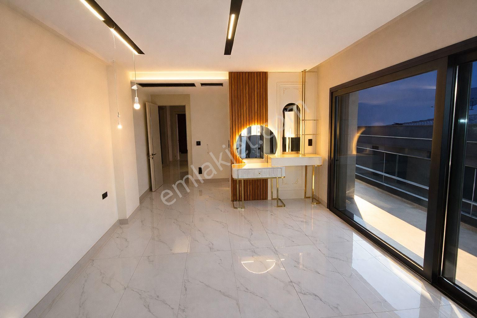 Kuşadası'nda Deniz Manzaralı Geniş Bahçeli Kapalı Otoparklı Ultralux Villa - Görsel 32