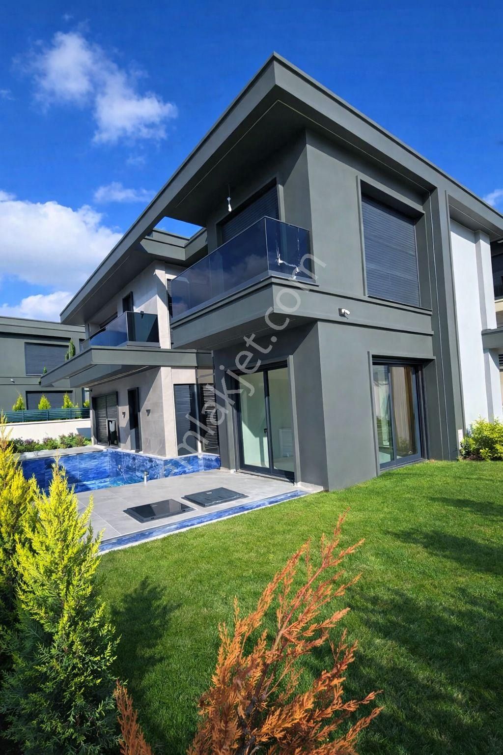 Kuşadası'nda Deniz Manzaralı Geniş Bahçeli Kapalı Otoparklı Ultralux Villa - Görsel 3