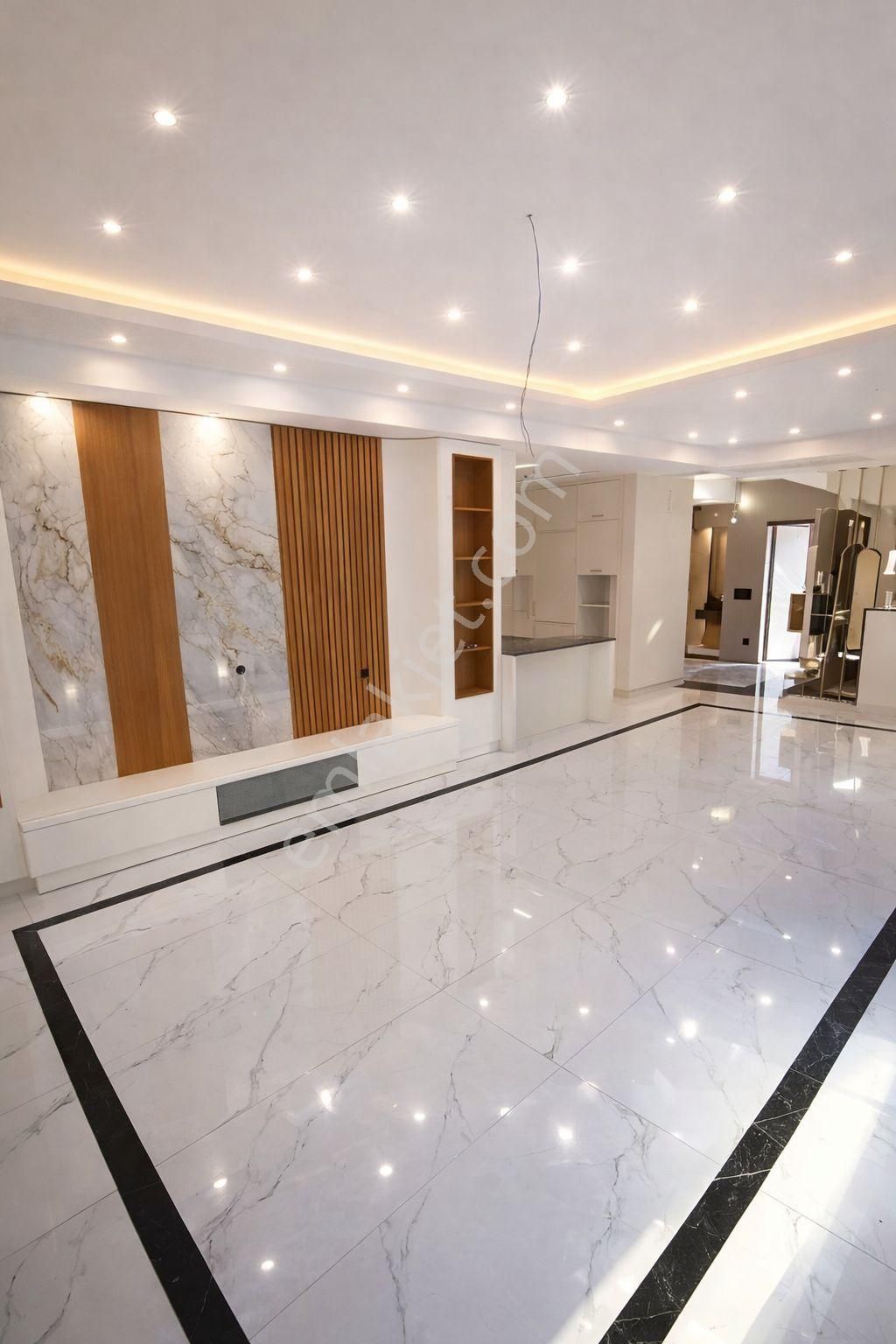 Kuşadası'nda Deniz Manzaralı Geniş Bahçeli Kapalı Otoparklı Ultralux Villa - Görsel 31