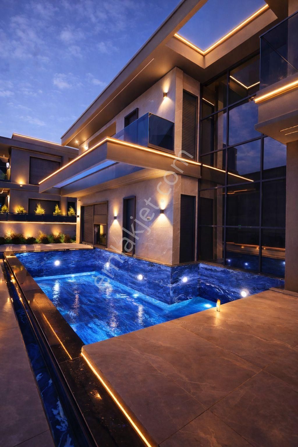 Kuşadası'nda Deniz Manzaralı Geniş Bahçeli Kapalı Otoparklı Ultralux Villa - Görsel 2