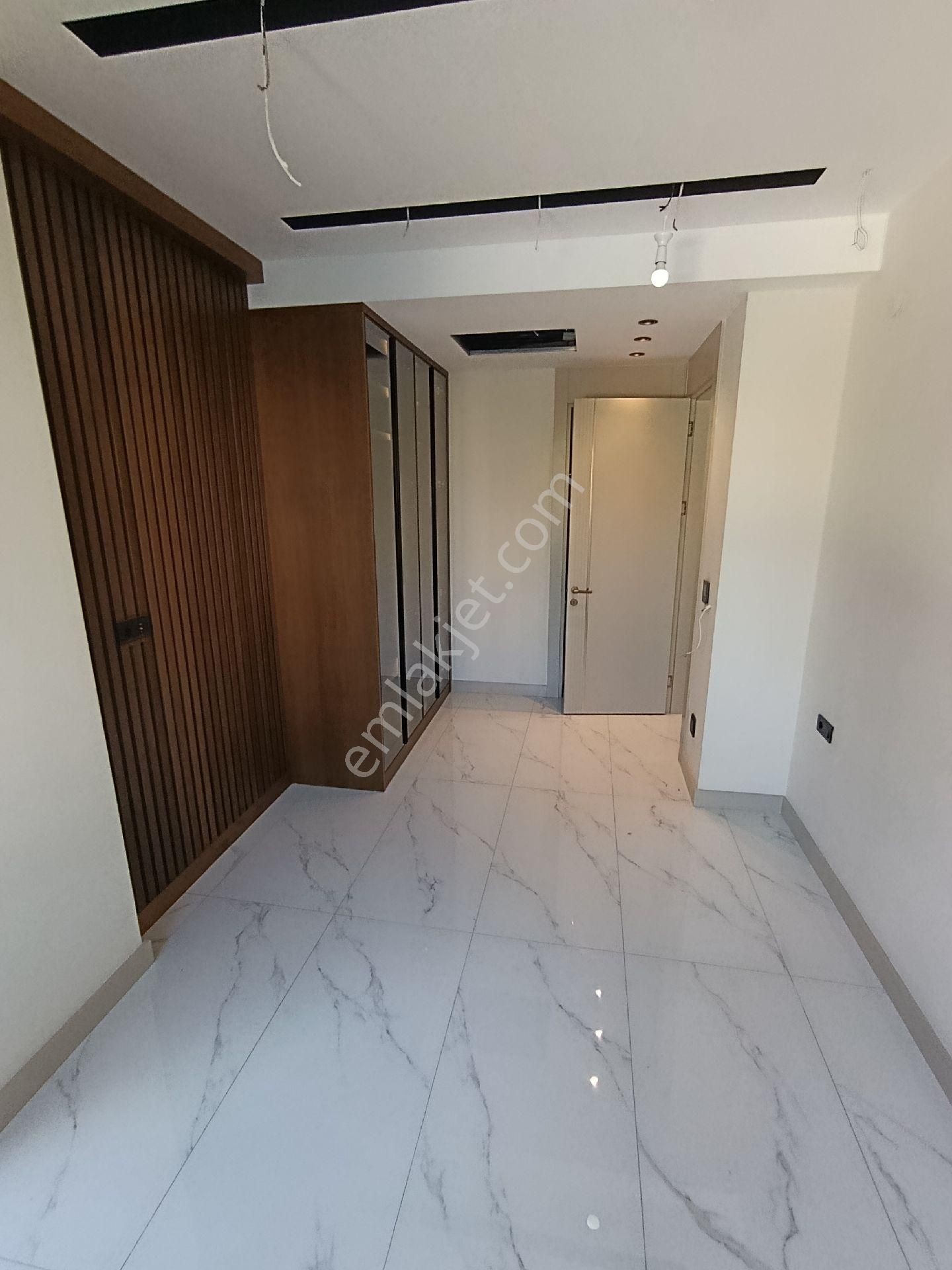 Kuşadası'nda Deniz Manzaralı Geniş Bahçeli Kapalı Otoparklı Ultralux Villa - Görsel 17