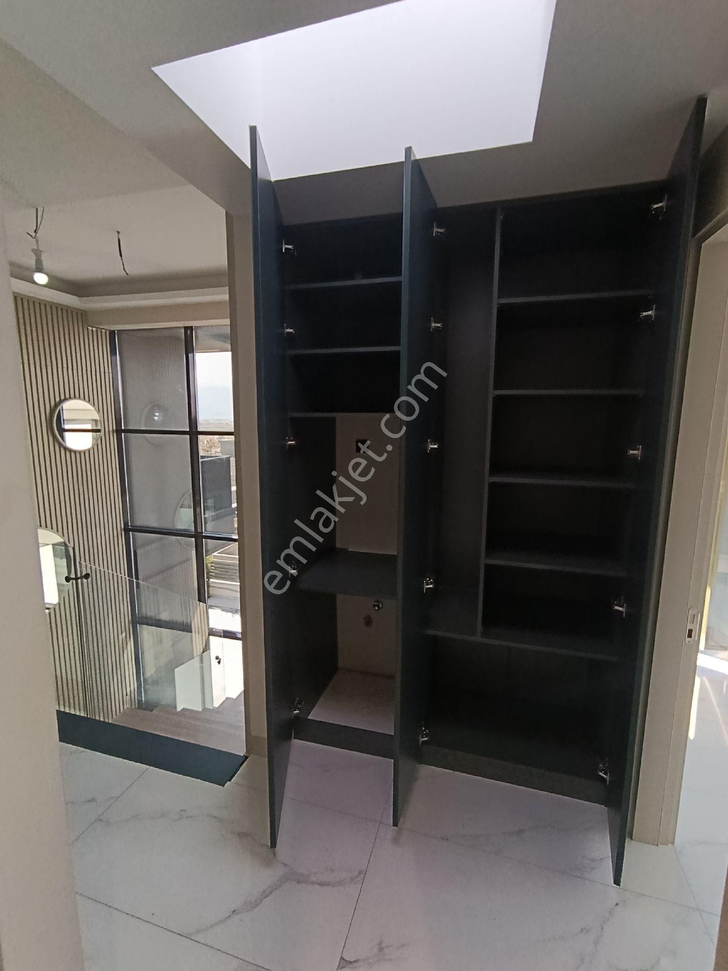 Kuşadası'nda Deniz Manzaralı Geniş Bahçeli Kapalı Otoparklı Ultralux Villa - Görsel 19