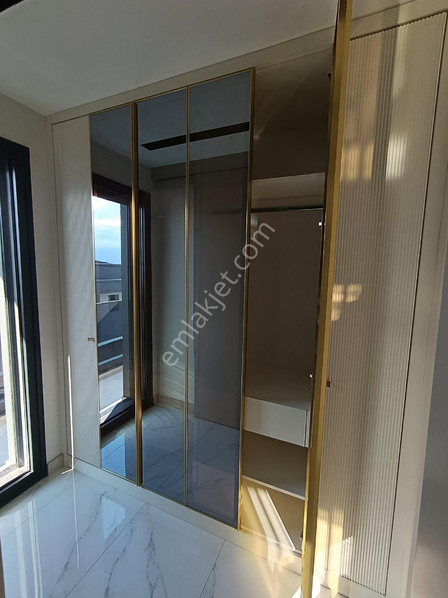 Kuşadası'nda Deniz Manzaralı Geniş Bahçeli Kapalı Otoparklı Ultralux Villa - Görsel 23