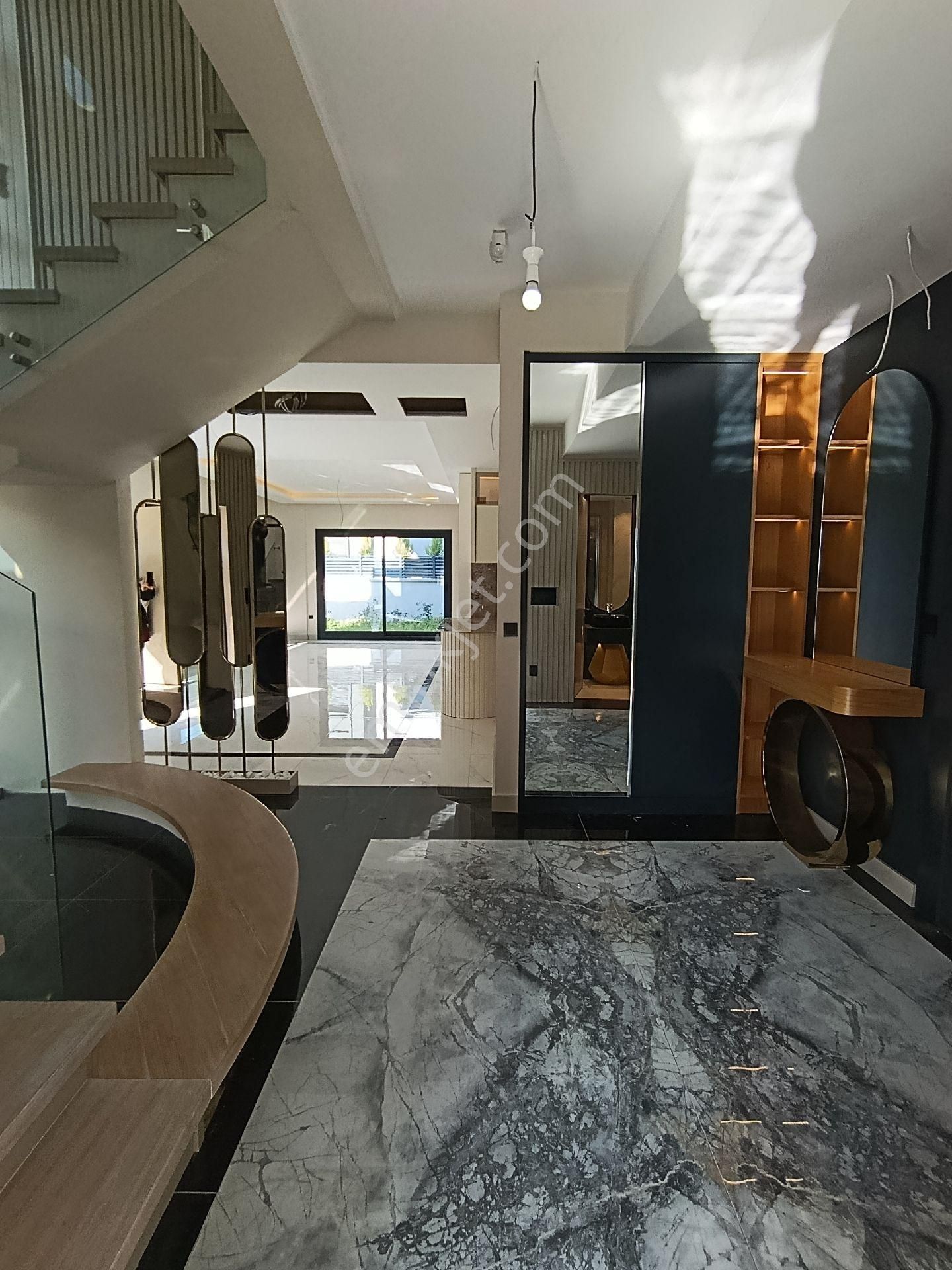 Kuşadası'nda Deniz Manzaralı Geniş Bahçeli Kapalı Otoparklı Ultralux Villa - Görsel 9