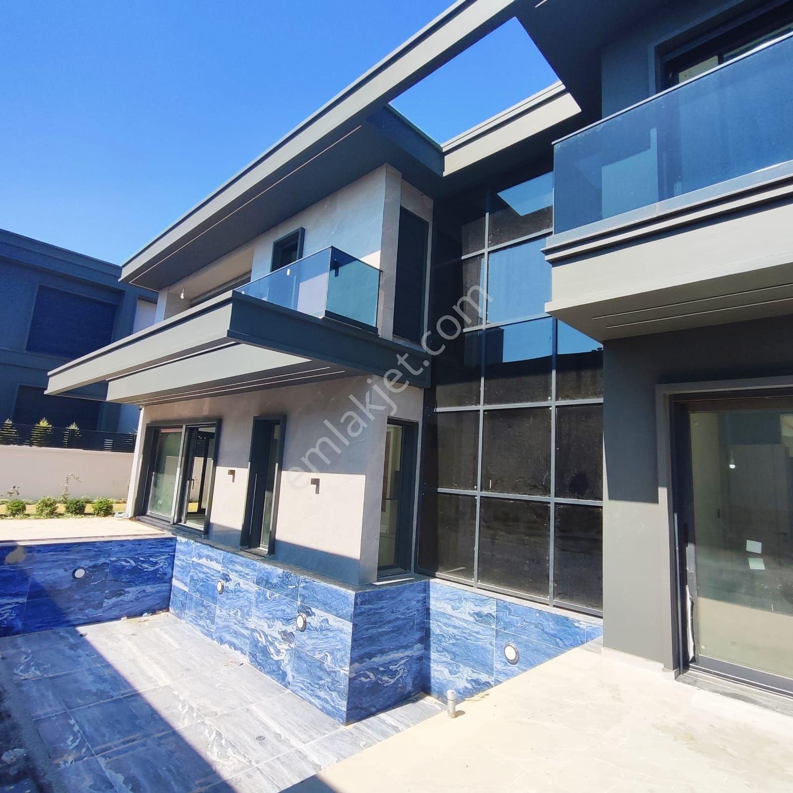 Kuşadası'nda Deniz Manzaralı Geniş Bahçeli Kapalı Otoparklı Ultralux Villa - Görsel 27