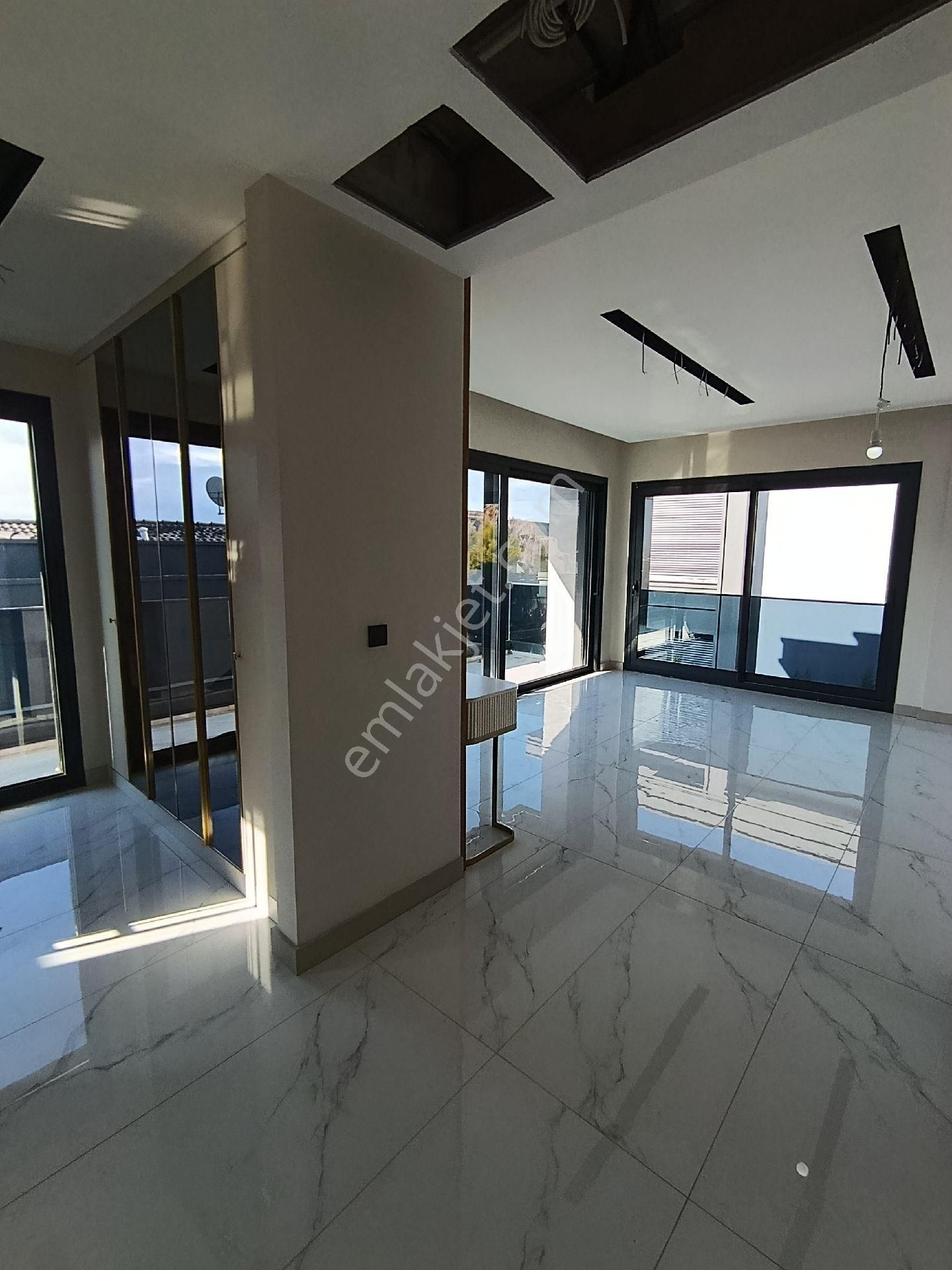 Kuşadası'nda Deniz Manzaralı Geniş Bahçeli Kapalı Otoparklı Ultralux Villa - Görsel 24