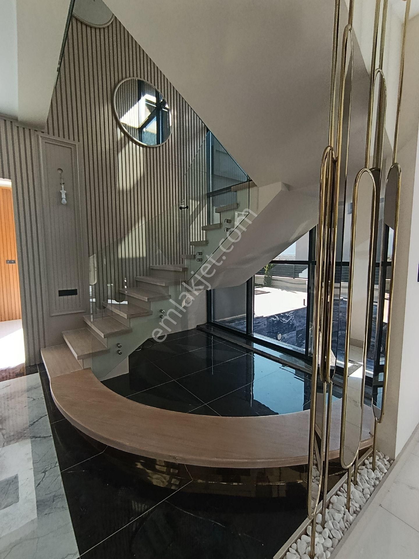 Kuşadası'nda Deniz Manzaralı Geniş Bahçeli Kapalı Otoparklı Ultralux Villa - Görsel 8