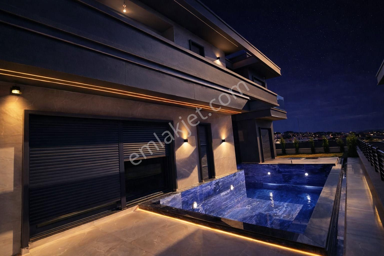 Kuşadası'nda Deniz Manzaralı Geniş Bahçeli Kapalı Otoparklı Ultralux Villa