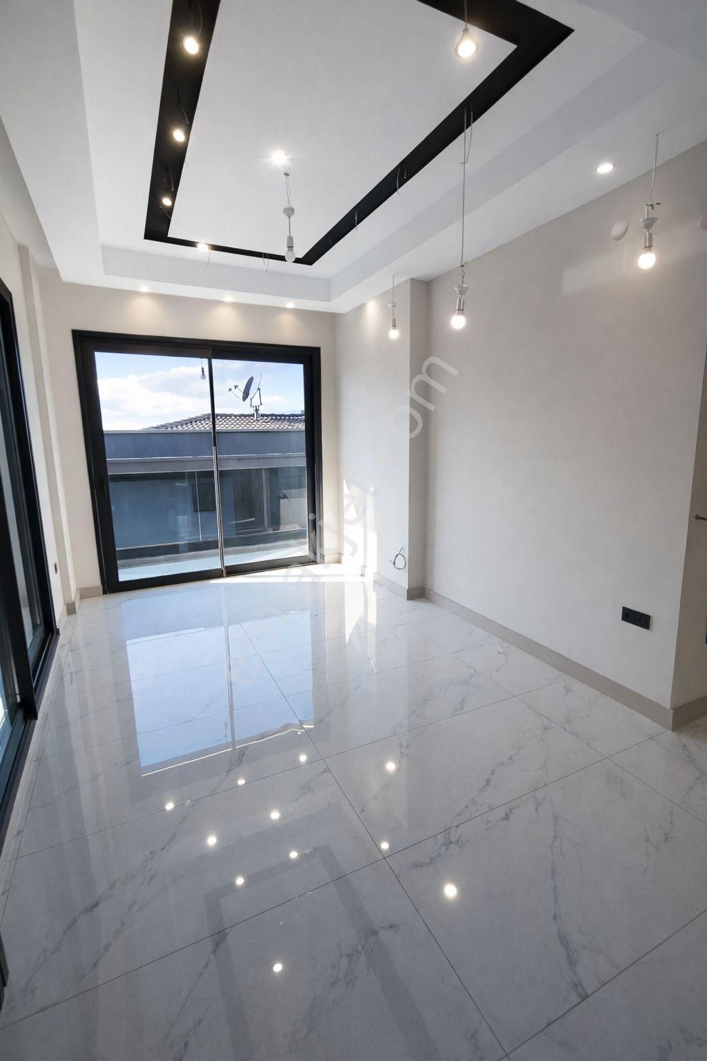 Kuşadası'nda Deniz Manzaralı Geniş Bahçeli Kapalı Otoparklı Ultralux Villa - Görsel 34