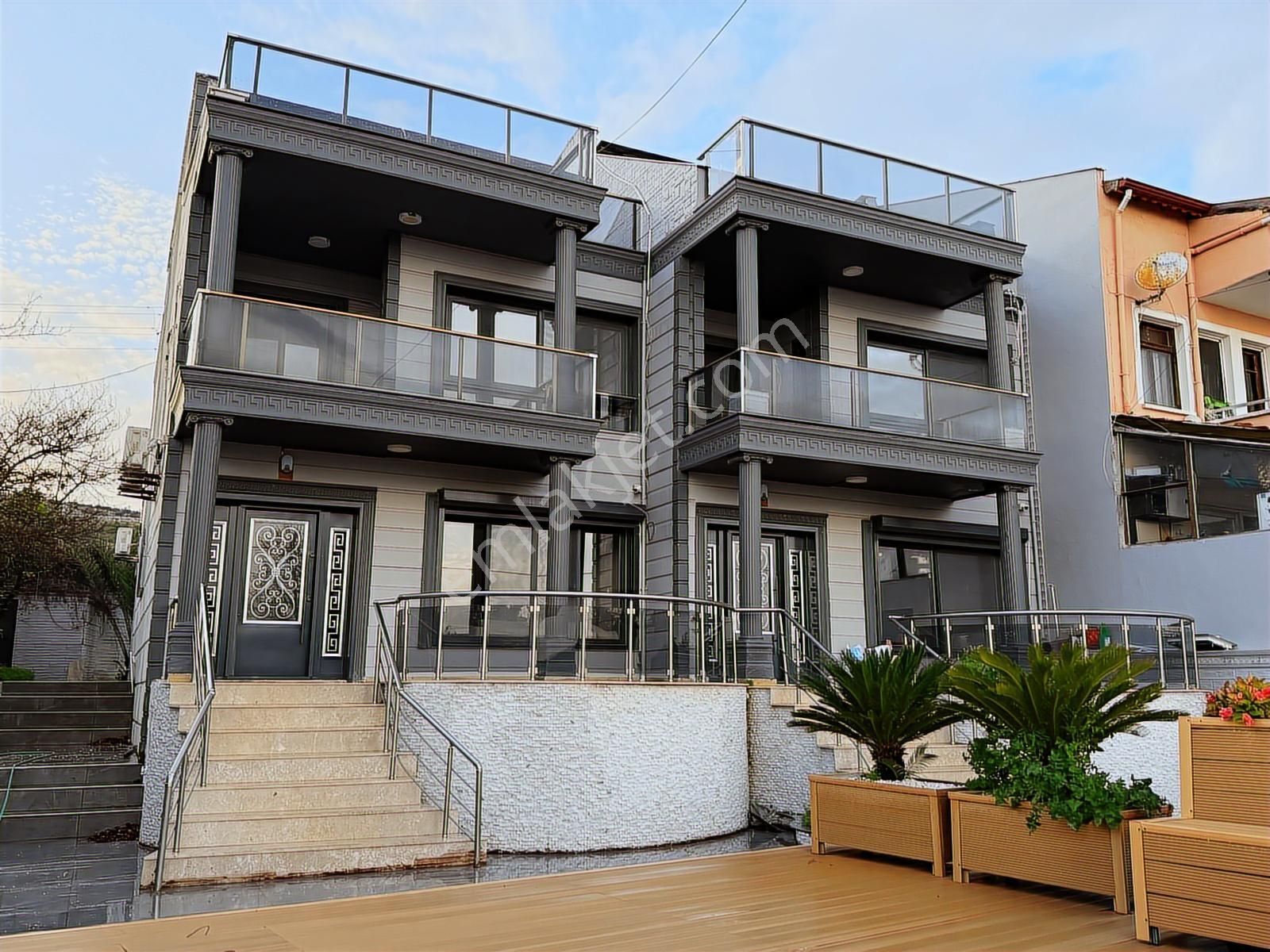 Urla Gülbahçede Denize 50m Mesafede Satılık Full Tadilatlı Villa