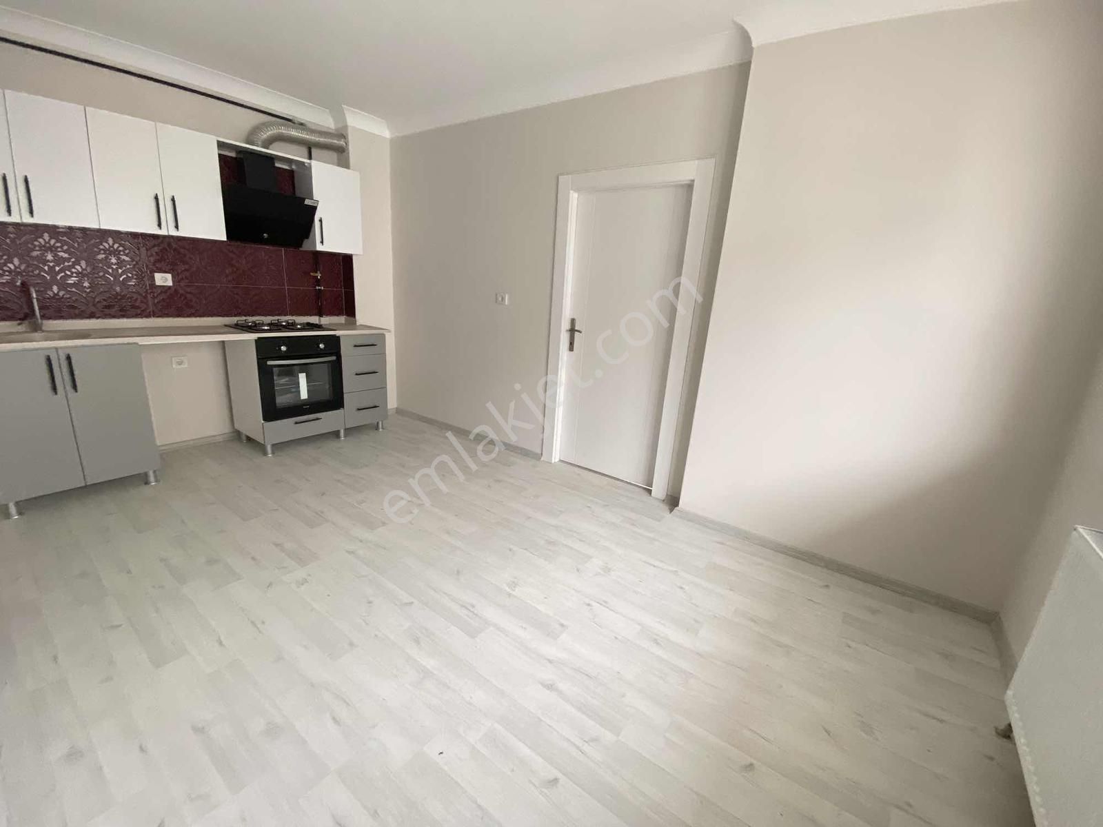 Esenboğa Mahallesinde Yola Yakın Ara Katta Kiralık Daire