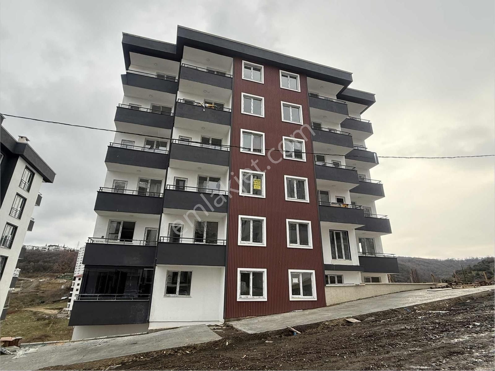 Tramvaya Çok Yakın Arakat 1+1 3.kat Geniş Balkonlu - Görsel 4