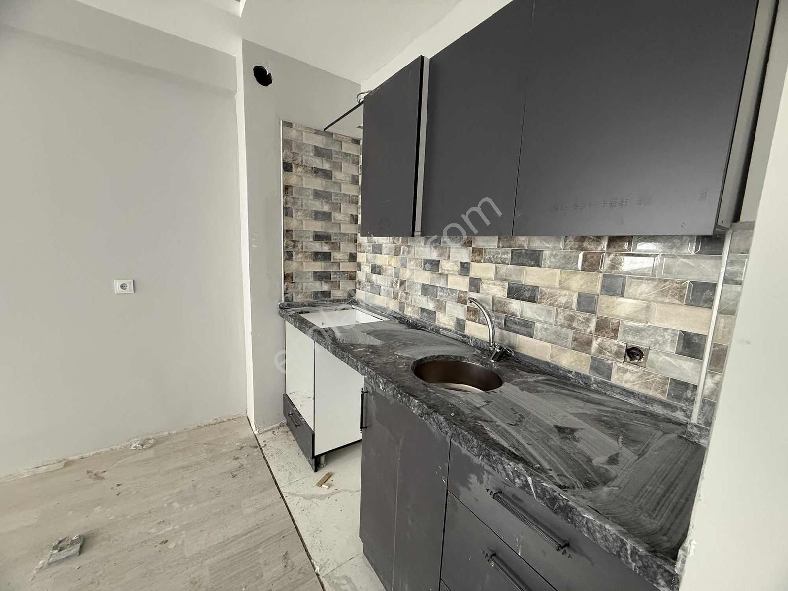 Tramvaya Çok Yakın Arakat 1+1 3.kat Geniş Balkonlu - Görsel 13