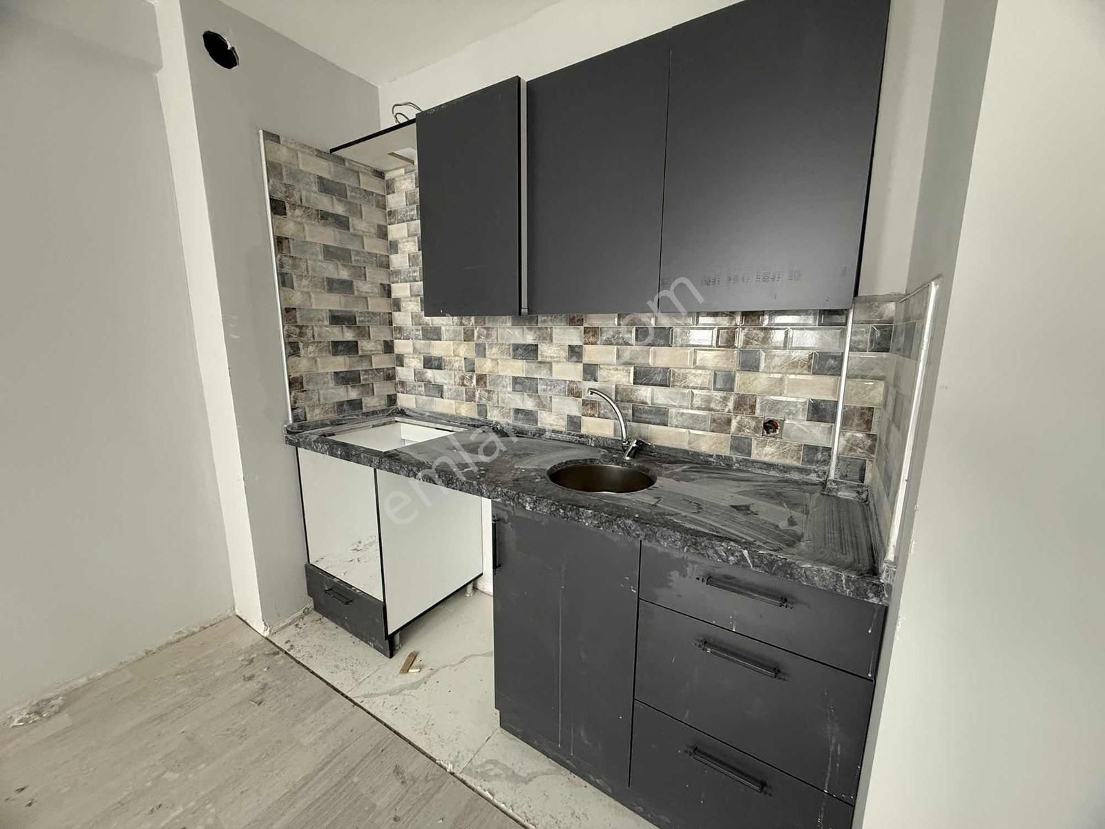 Tramvaya Çok Yakın Arakat 1+1 3.kat Geniş Balkonlu - Görsel 12