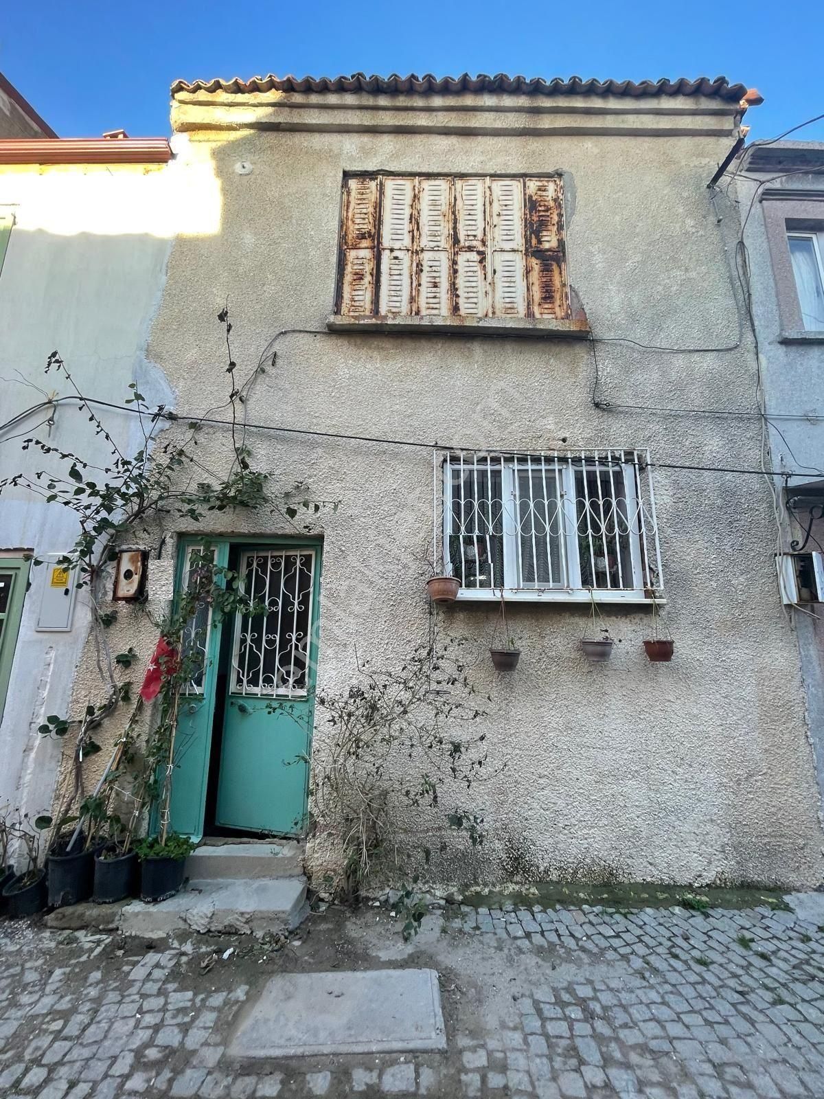 Ayvalık Merkez'de Avlulu Ve Daracalı 2 Katlı 3+1 Taş Rum Evi