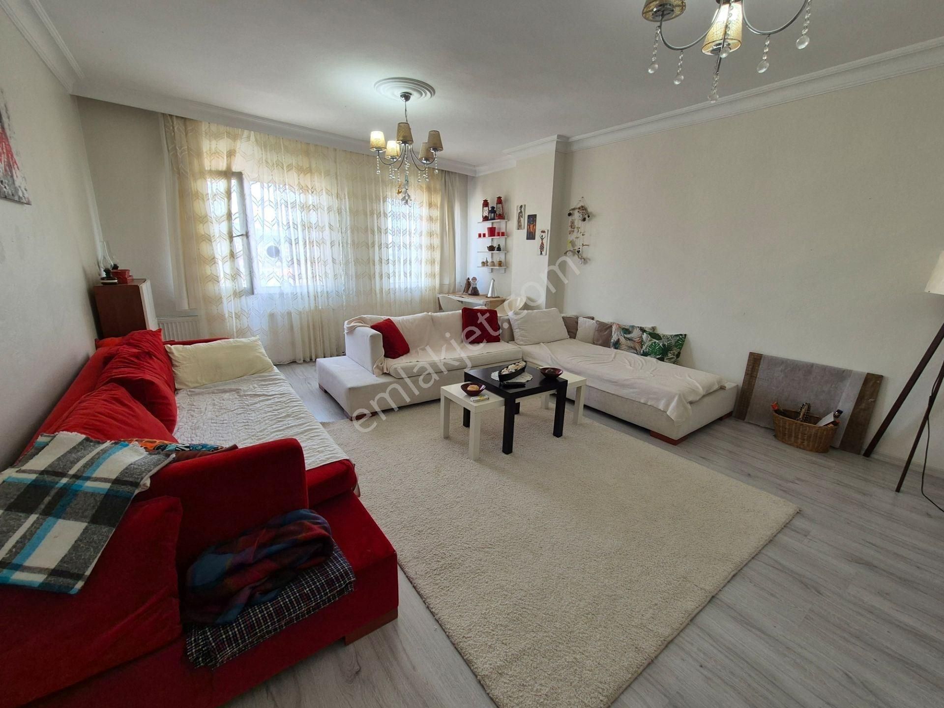 İçerenköy Alanaldı Cd Üzeri, Merkezi Konumda Geniş Ara Katta Eşyalı 1+1 Daire