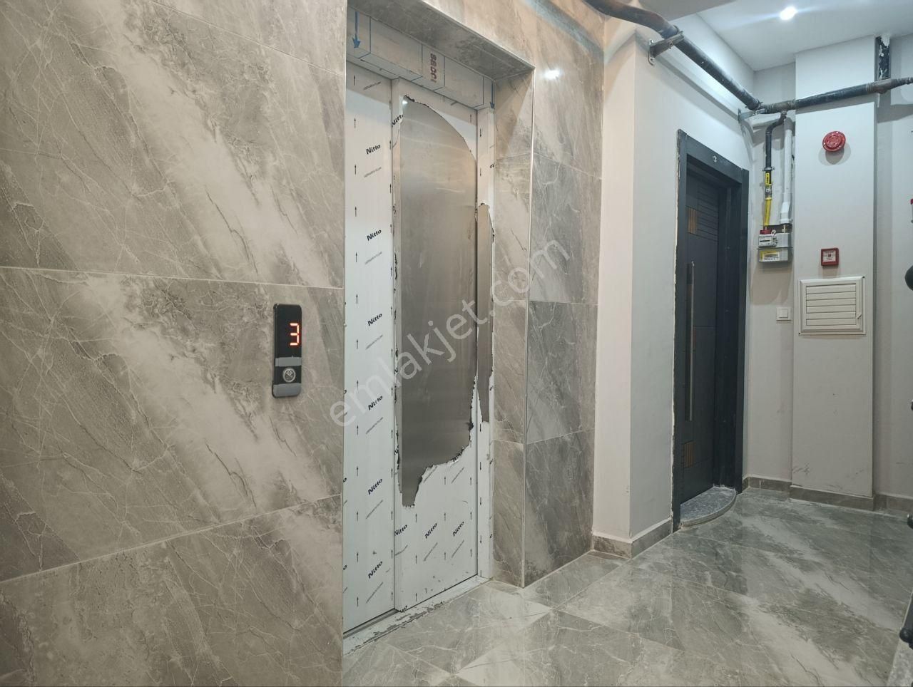 Kadıköyde Doğalgazlı Asansörlü 1 Yaşında Ara Kat Ön Cephe 2+1 Daire - Görsel 3