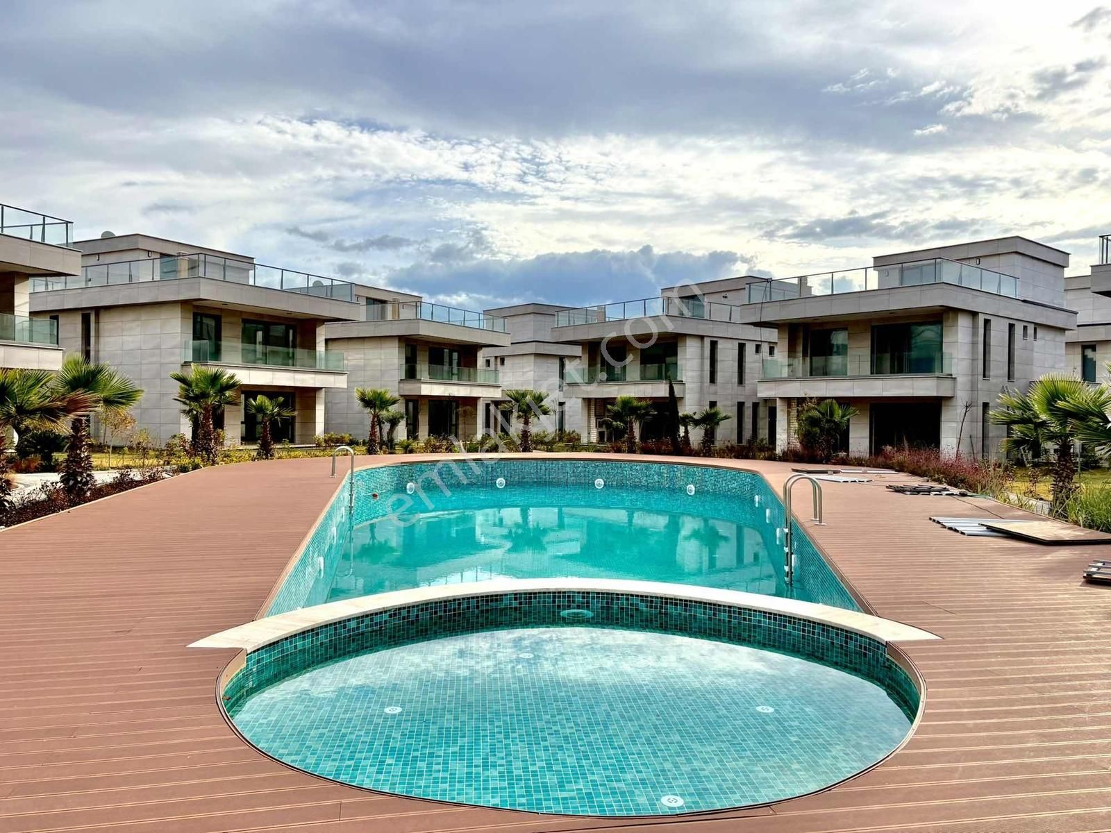 ▄sadece Onur Yıldırımdan Denize Sıfır Havuzlu Eşyalı 5+1 Villa▀