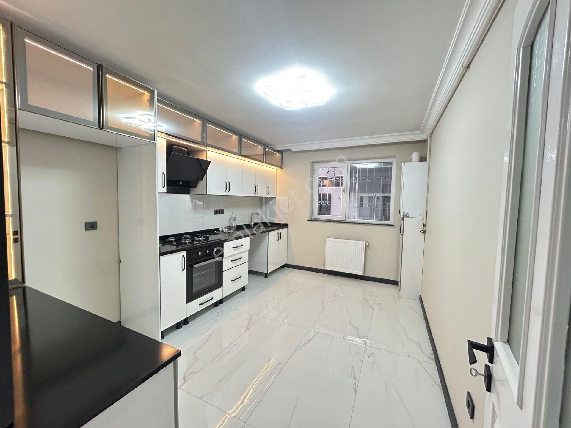 Taner'den Dikmen'de 4+1+kiler 2 Banyolu Asansörlü Kapalı Garajlı