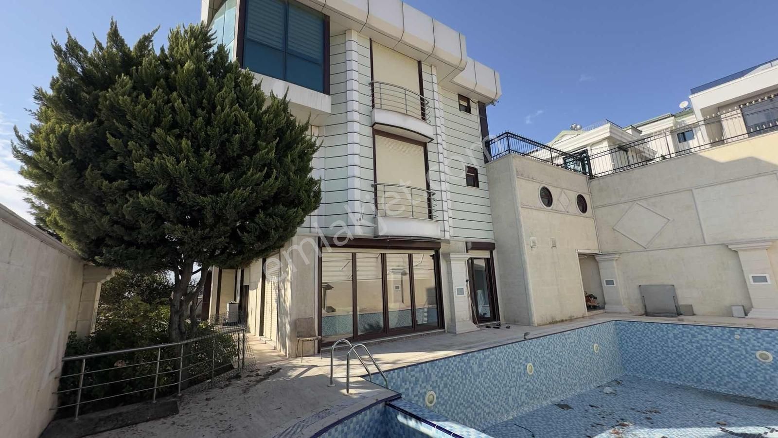 Büyükçekmecede Eşsiz Eşyalı Asansörlü Havuzlu Satılık 6+2villa