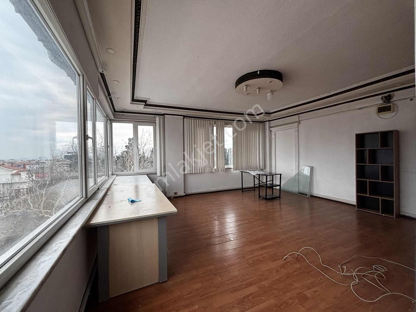 İncirli Caddesinde Ön Cephe 50m2 İşhanı Katı Yangın Merdivenli - Görsel 17