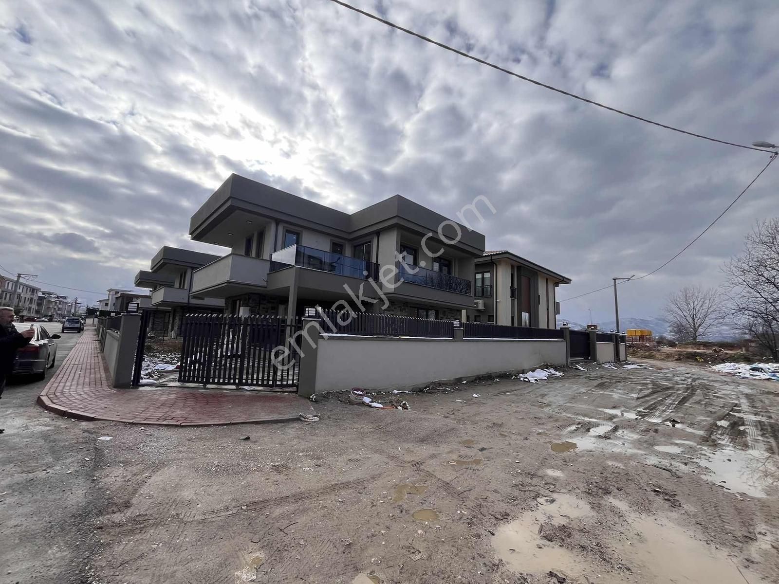 Çevreyolunda Köşe Villa