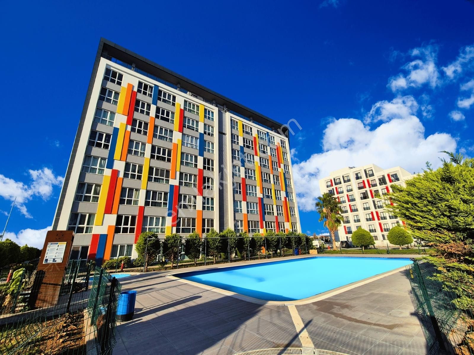 Studio Lego'da Krediye Uygun Havuzlu Sitede 2 Cepheli Köşe Daire