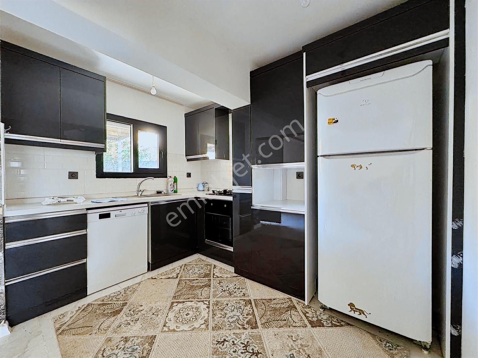 Kuşadası Güzelçamlı'da Havuzlu Satılık 3+1 Tripleks Yazlık - Görsel 3