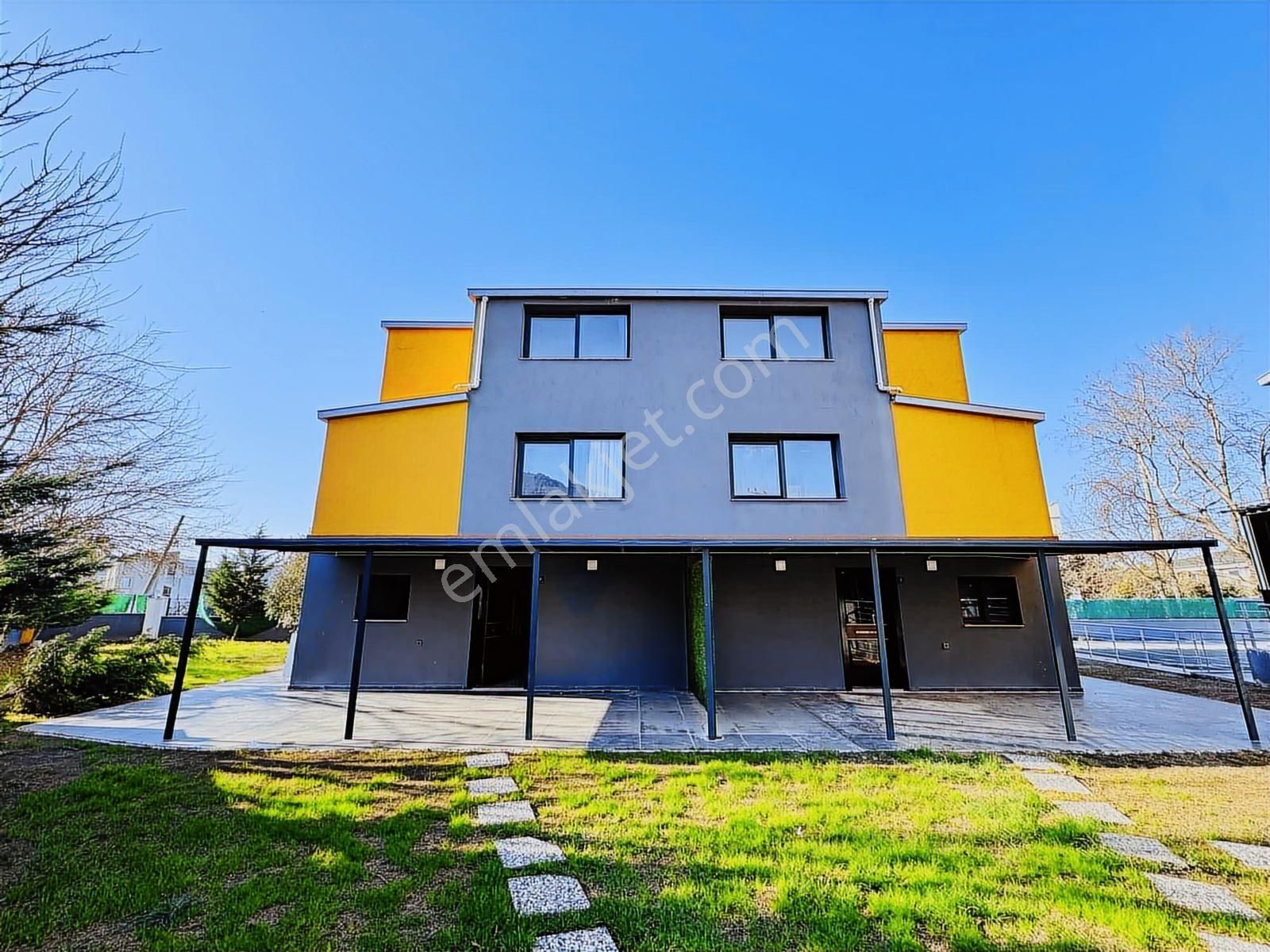 Kuşadası Güzelçamlı'da Havuzlu Satılık 3+1 Tripleks Yazlık