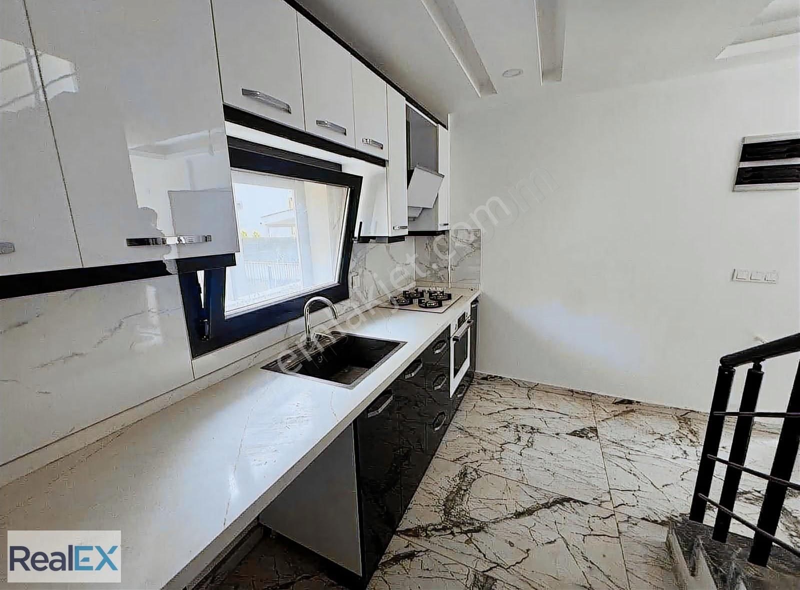 Ön Cephe Köşe Deniz Manzaralı Villa - Görsel 12