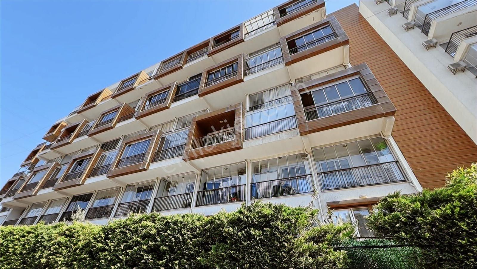 Bornova Veranova Sitesi'nde 2+1 Satılık Bahçeli Dubleks Daire