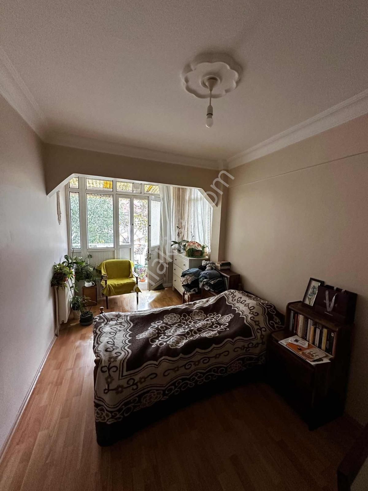 Nevmahalden Ahmediyede Merkezi Konumda Arakat Geniş Ferah Daire