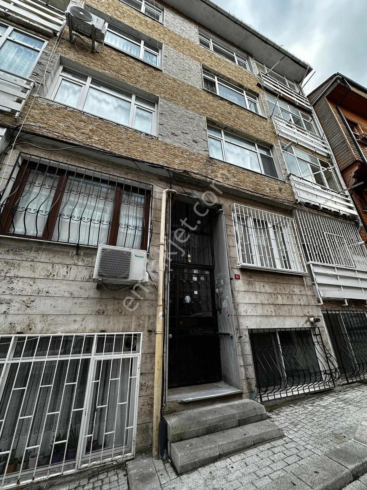 Nevmahalden Ahmediyede Merkezi Konumda Arakat Geniş Ferah Daire - Görsel 13