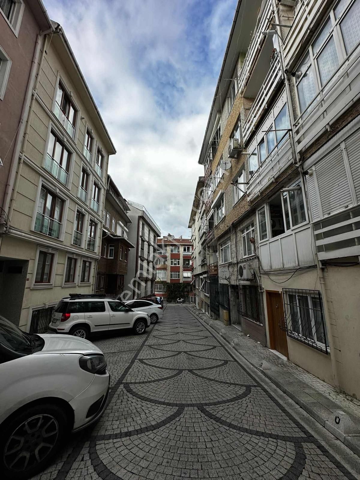 Nevmahalden Ahmediyede Merkezi Konumda Arakat Geniş Ferah Daire - Görsel 2