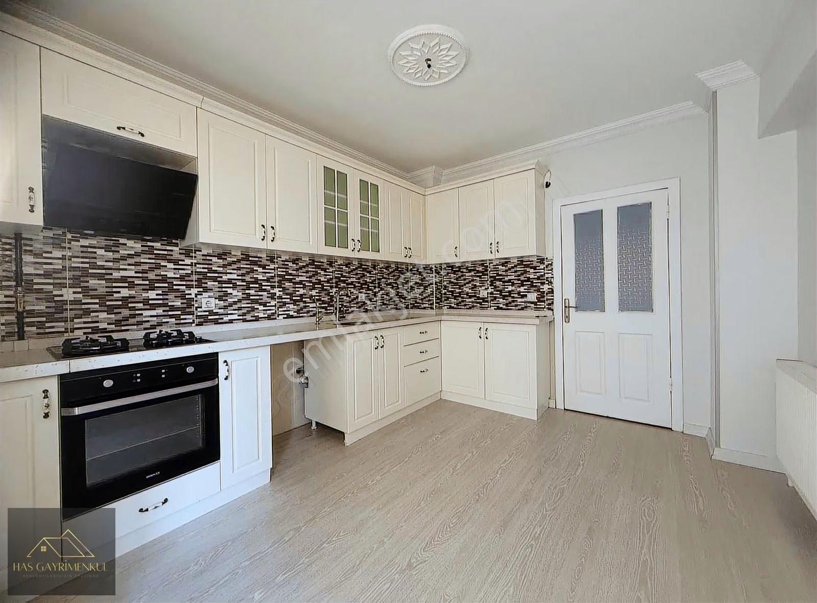 Has Gayrimenkul'den Merkezde 4+1 160m2 1. Katta