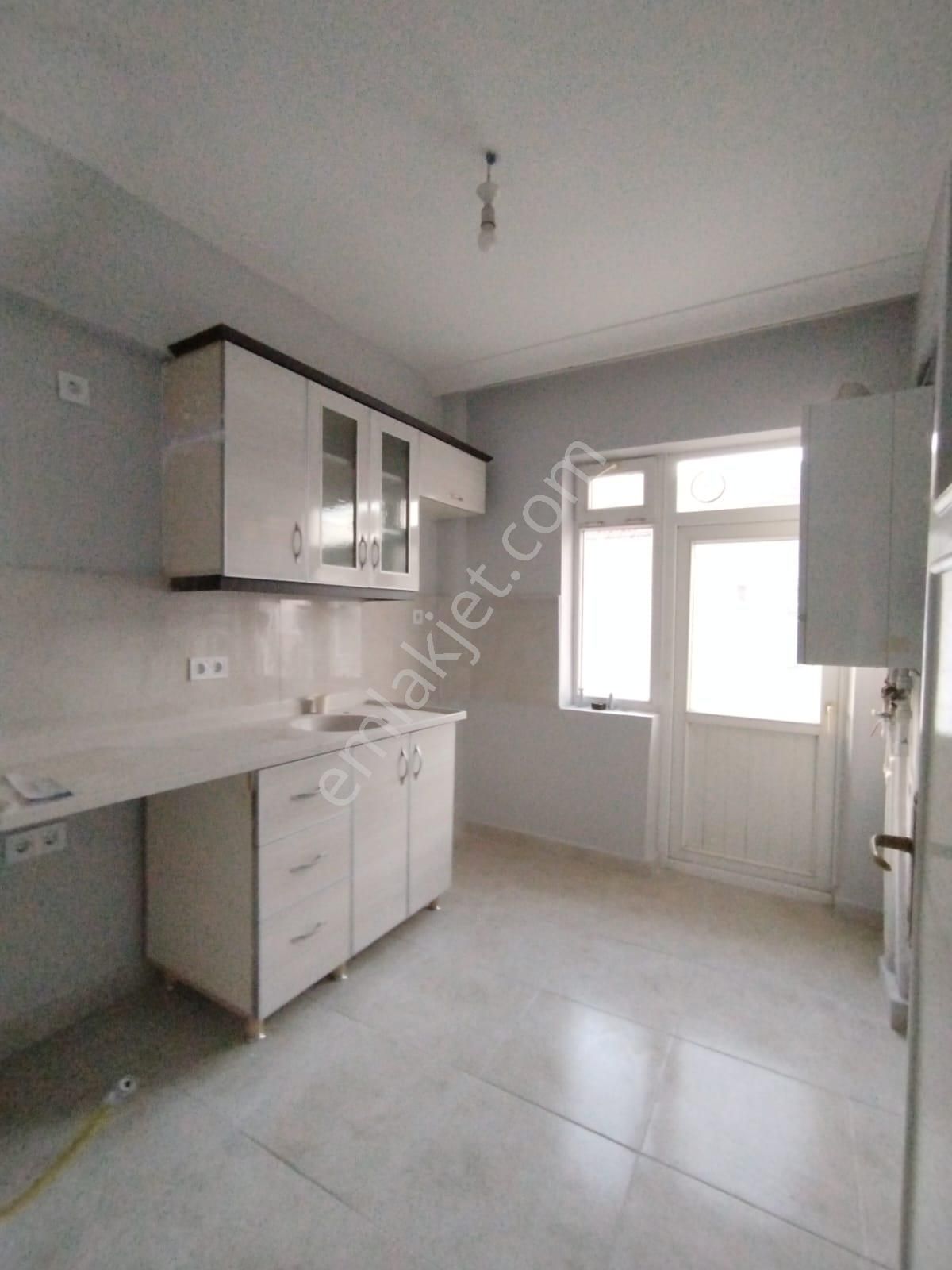 Abidinpaşa'da 115m2 3. Kat 3+1 Full Yapılı Çift Balkon Yalıtımlı Salon Bağımlı Manzaralı Kiralık - Görsel 2