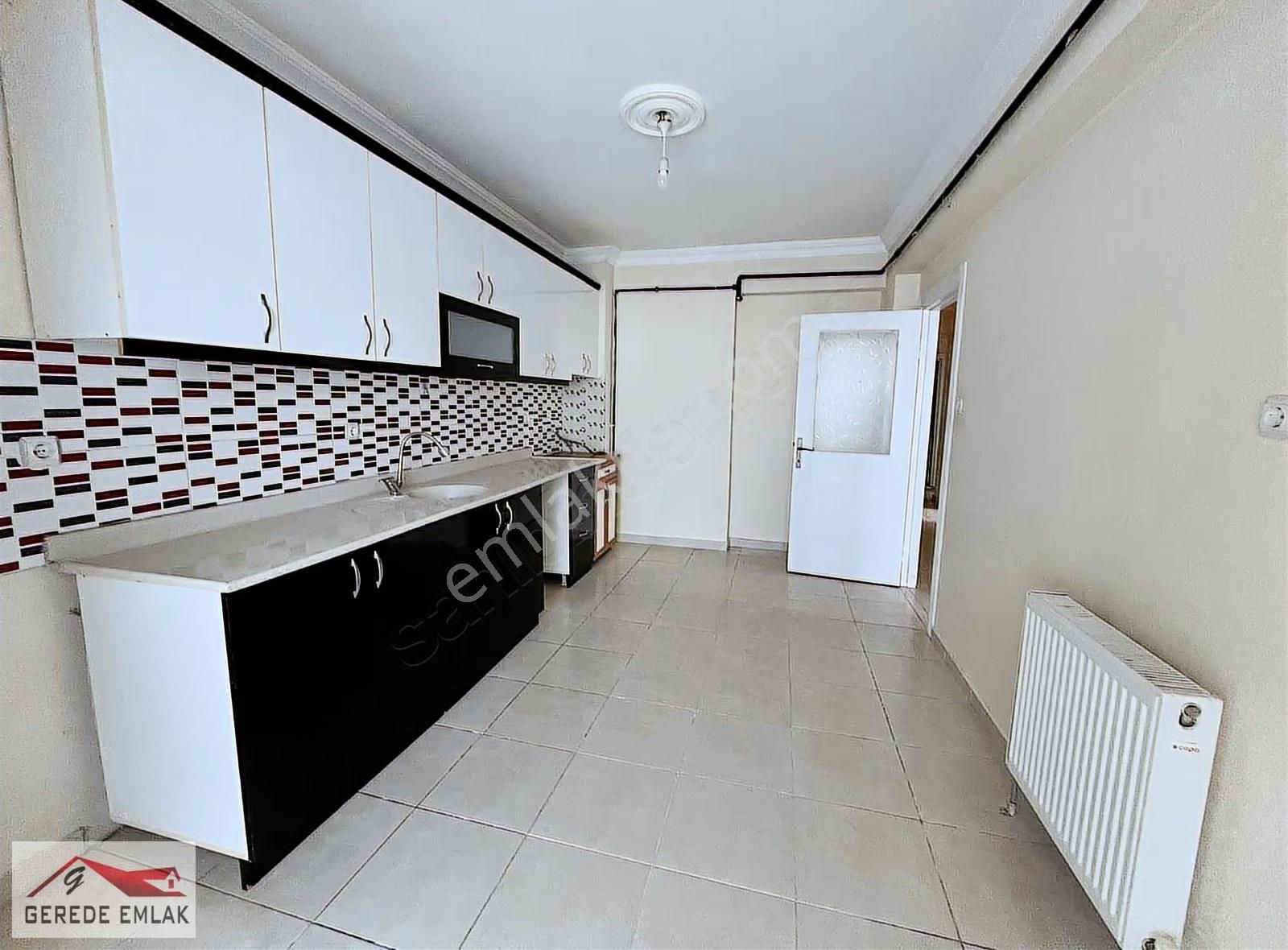 Caddeye Bir Bina Katta İskanlı Geniş Daire Fırsat Dairesi